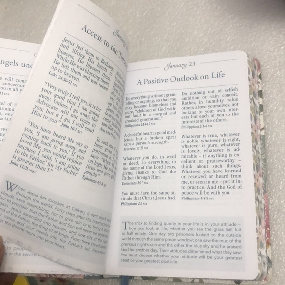 The pocket Bible Devotional for Women - Picture 7 of 12
